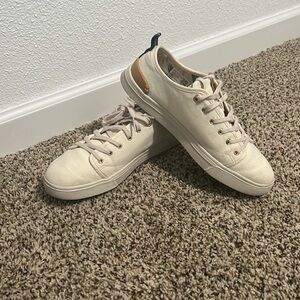 Tom’s Lace-Up tennis shoes